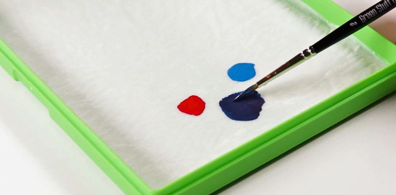 Verwendung einer Nasspalette, wie man die Farbe länger feucht hält.